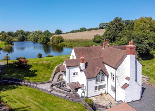 4 bed property, in Hem Mill, £1,495,000