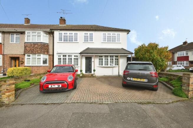 4 bed property, in Rodney Crescent, £600,000