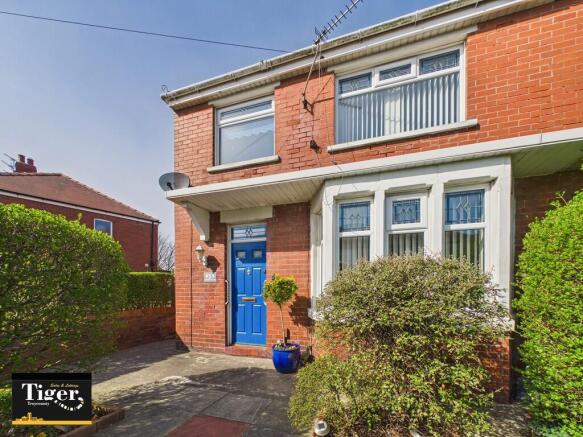 3 bed property, in Broadfield Avenue, £130,000