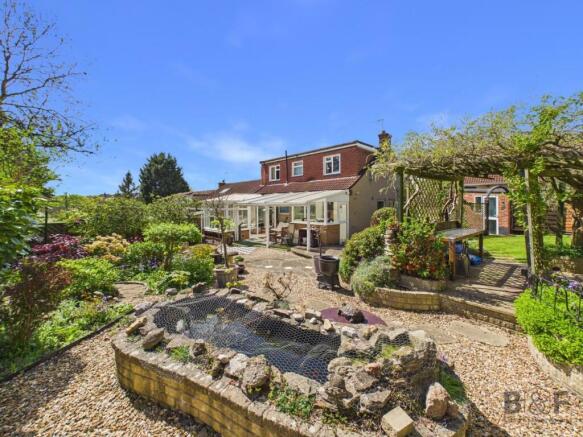 4 bed property, in Baglyn Avenue, £500,000