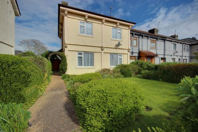 3 bed property, in 215 Grovehill Road, £165,000