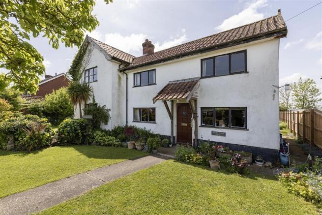 4 bed property, in Pear Tree Farm, £295,000