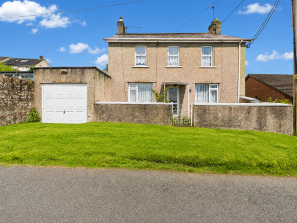2 bed property, in Woodgate Road, £250,000
