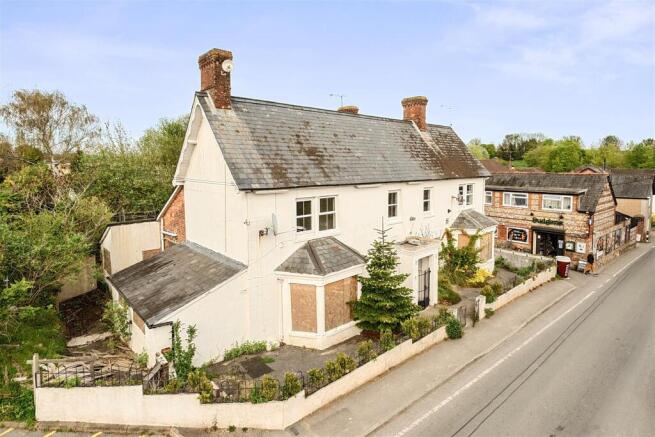5 bed property, in High Street, £225,000