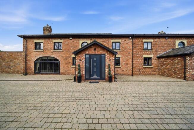 4 bed property, in Ferny Knoll Road, £695,000