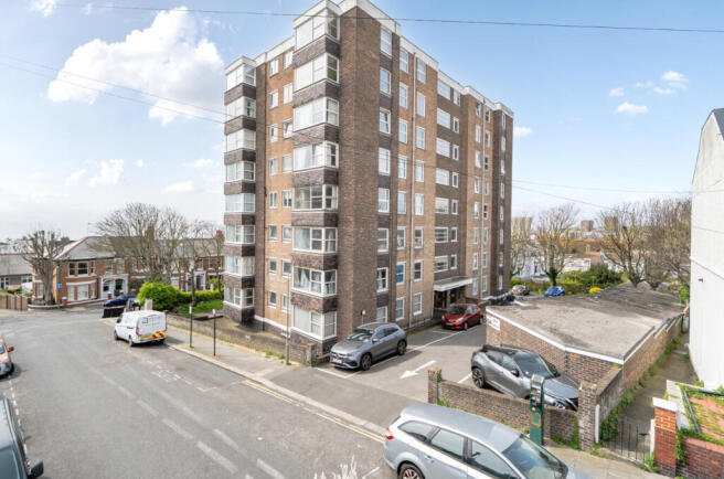 2 bed property, in Belle Vue Court, £275,000