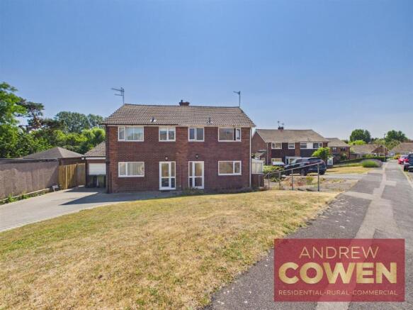 3 bed property, in Coniston Gardens, £180,000
