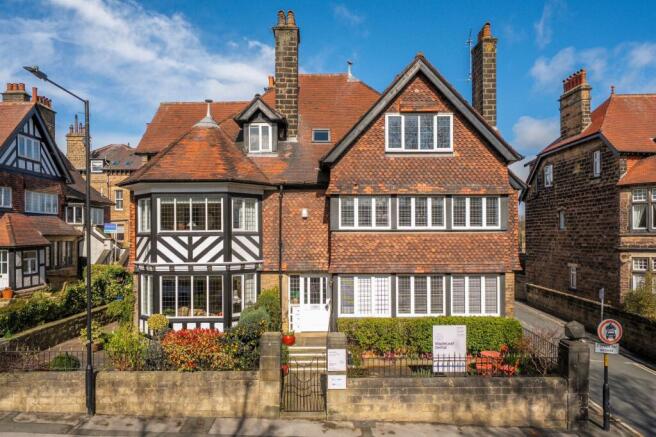 2 bed property, in Springfield Avenue, £365,000