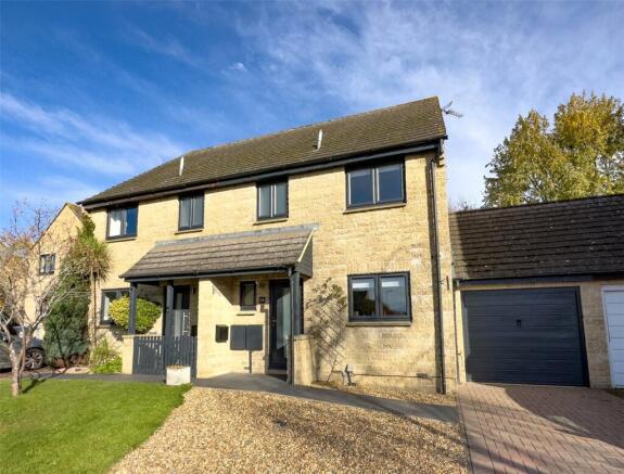 3 bed property, in Cogges Hill Road, £390,000
