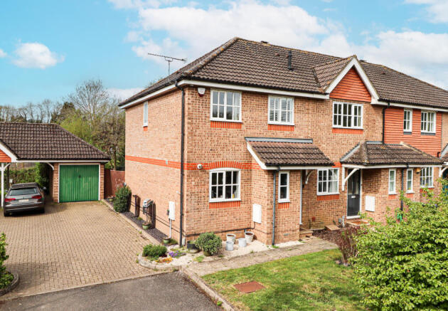 3 bed property, in Riverbanks Close, £550,000