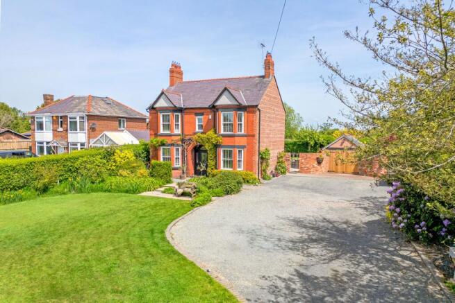 4 bed property, in The Hawthorns, £685,000