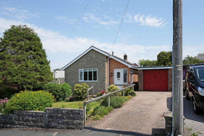 2 bed property, in Peterborough Close, £420,000