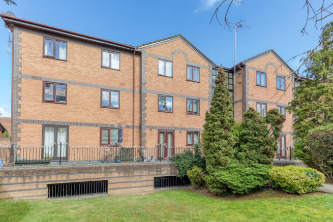 1 bed property, in Queen Alexandra Road, £160,000