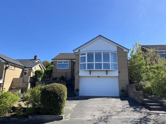 3 bed property, in Fox Hill Drive, £440,000