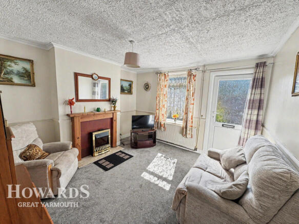 2 bed property, in Elm Road, £160,000