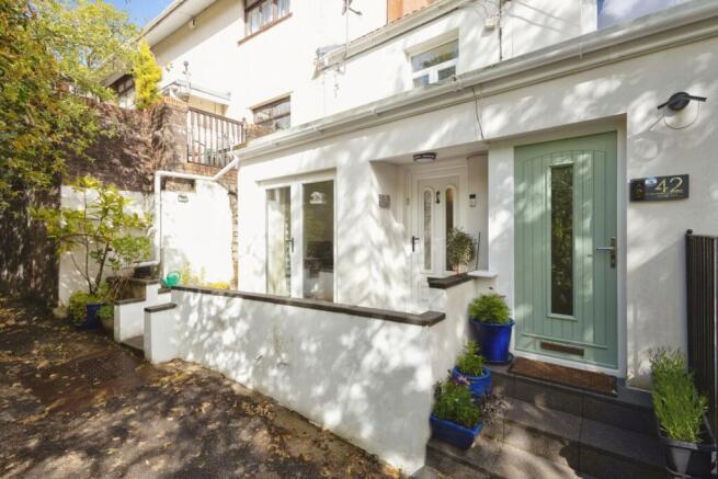 2 bed property, in Heol Gwys, £120,000