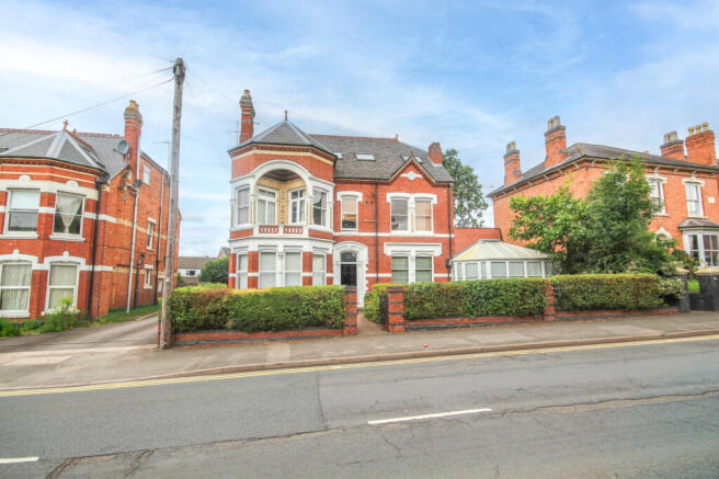 8 bed property, in Droitwich Road, £650,000