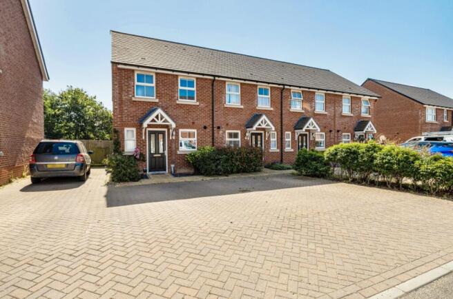 2 bed property, in Maple Drive, £325,000