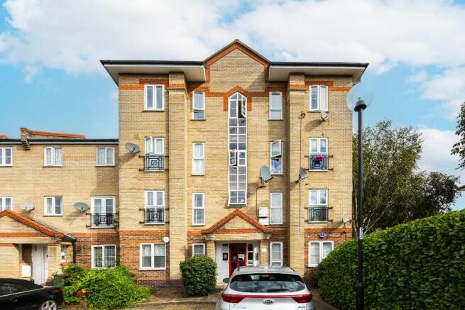 2 bed property, in Tollgate Road, £220,000