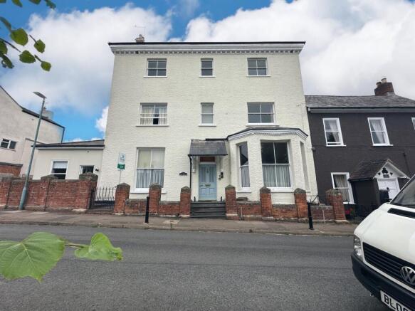 1 bed property, in Flat, £160,000