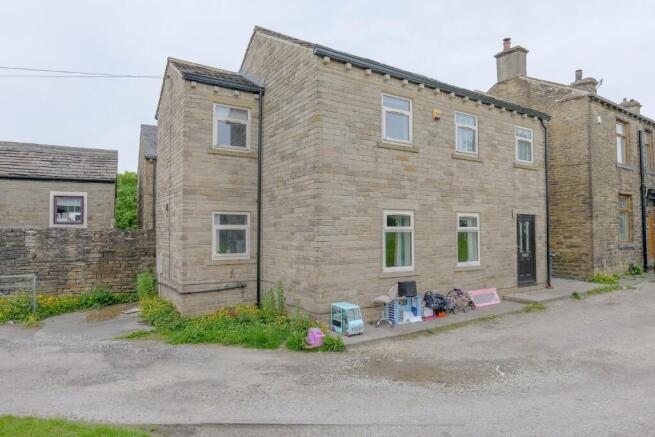 3 bed property, in Queensbury Square, £170,000