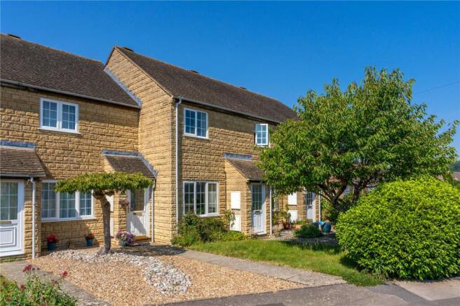 2 bed property, in Morris Road, £270,000