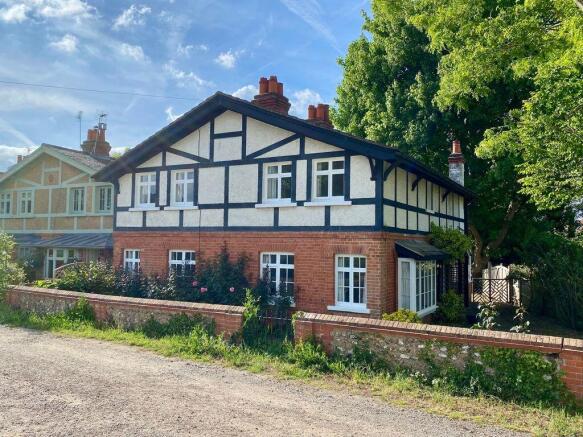 4 bed property, in Cookham Dean Common, £1,375,000