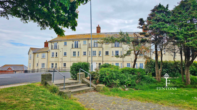 2 bed property, in The Parade, £190,000