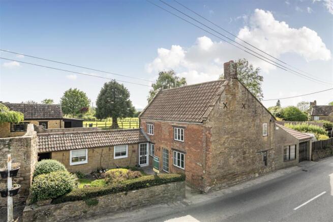 4 bed property, in Main Street, £300,000