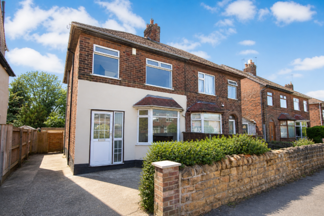 3 bed property, in Leyton Crescent, £250,000