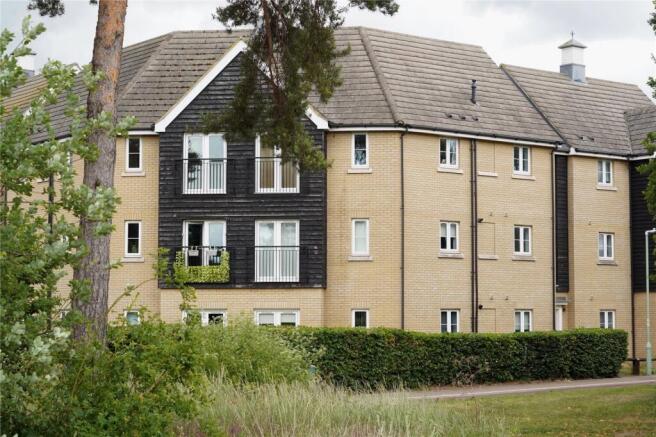 2 bed property, in Tayberry Close, £170,000