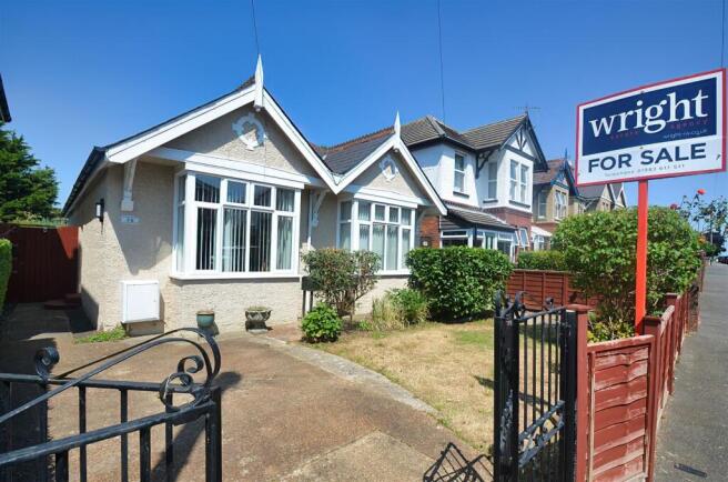 2 bed property, in ELMFIELD, £300,000