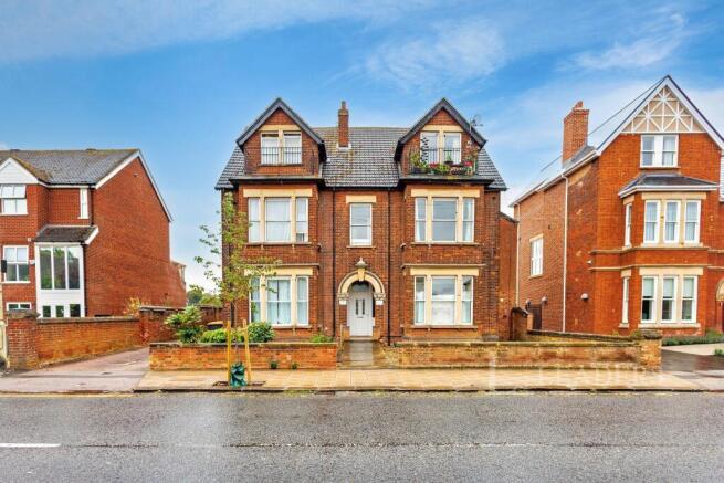 1 bed property, in Shakespeare Road, £165,000