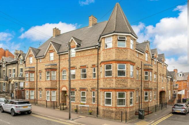 1 bed property, in Avenue Road, £80,000