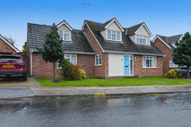 3 bed property, in Newnham Close, £425,000