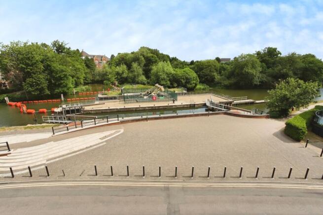 2 bed property, in Whitefriars Wharf, £275,000