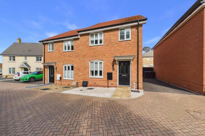 3 bed property, in Jarmain Road, £290,000