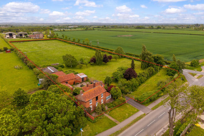 4 bed property, in The Hollies, £595,000