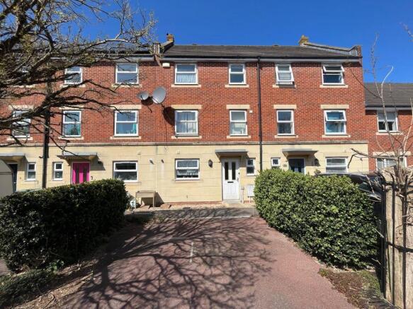4 bed property, in Trent Square, £290,000