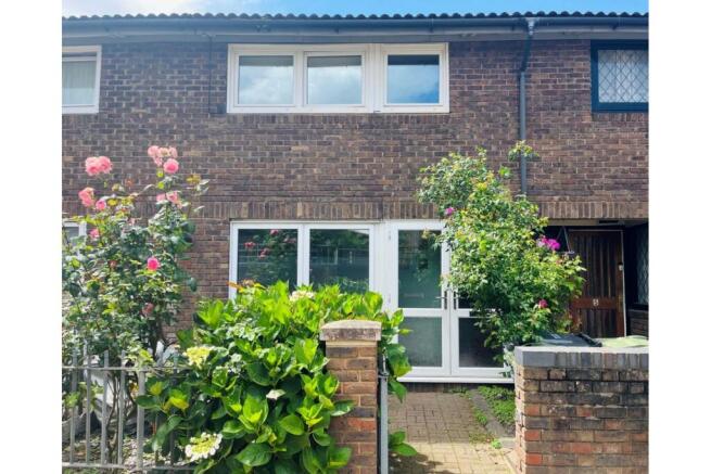 4 bed property, in Carrara Close, £650,000