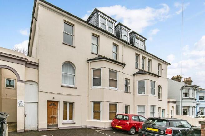 2 bed property, in Richmond Road, £260,000