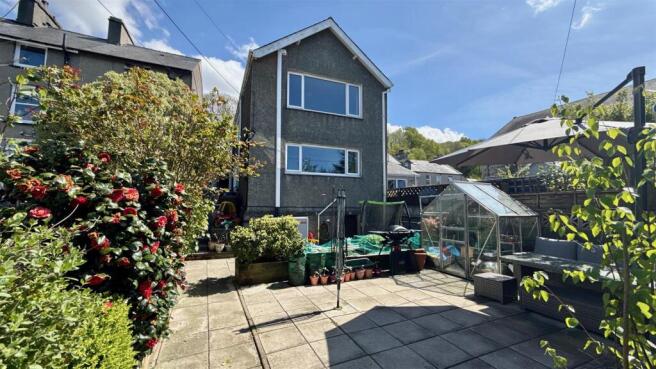 5 bed property, in High Street, £250,000