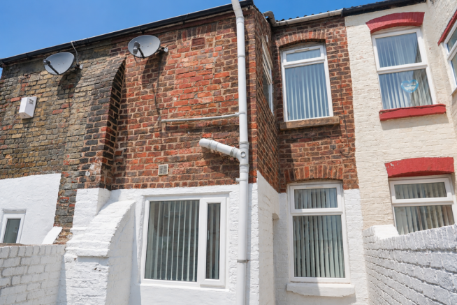 2 bed property, in Beechwood Road, £90,000