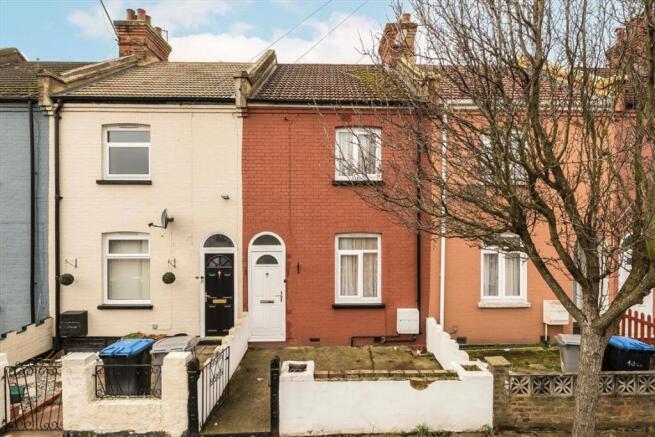 2 bed property, in Gresham Road, £450,000