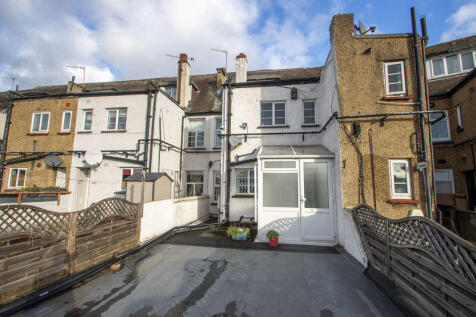 3 bed property, in Bellegrove Road, £300,000