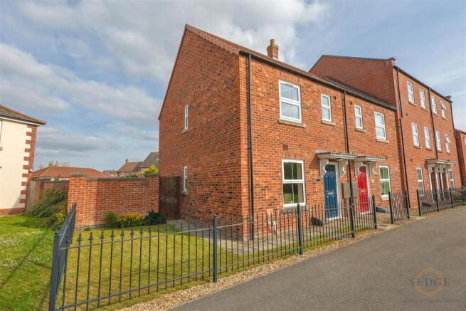 2 bed property, in Shakespeare Way, £190,000