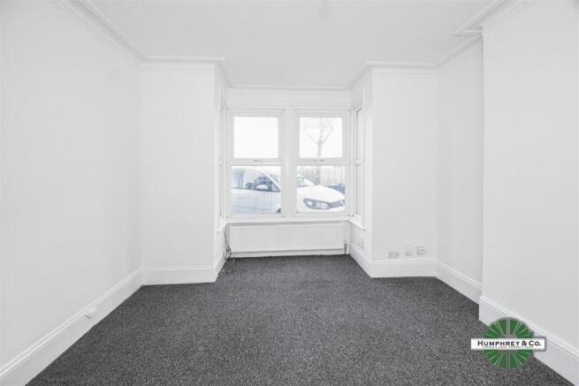 2 bed property, in Chelmsford Avenue, £185,000