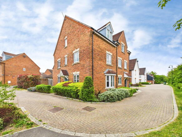 4 bed property, in Staples Close, £500,000