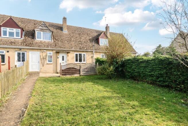 2 bed property, in Gassons Mead, £280,000
