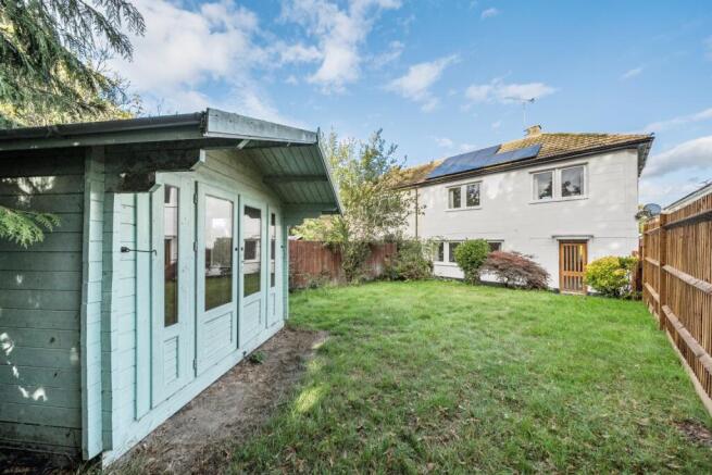 3 bed property, in Bullfinch Close, £300,000